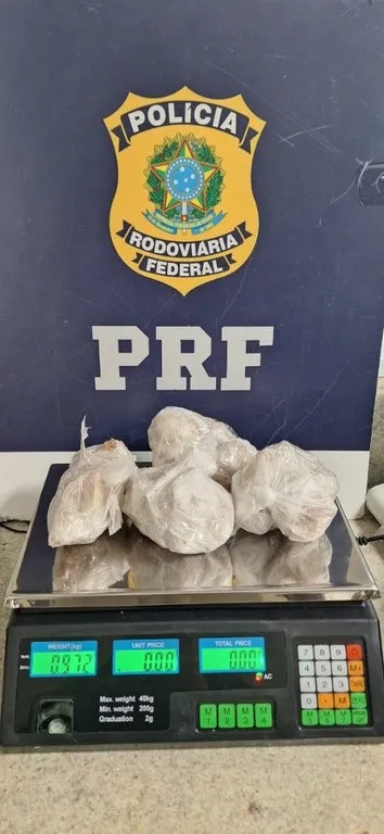 PRF apreende maconha e crack em ônibus na BR 116 em Vitória da Conquista