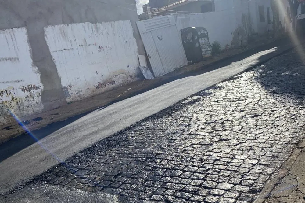 Asfaltamento de 15 ruas nos bairros São Félix e Malhada Branca tem início em Brumado