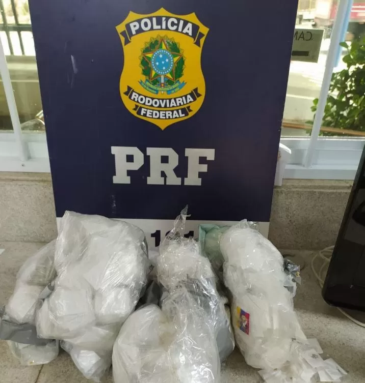 Com auxílio de cão farejador, PRF apreende cerca de 3kg de cocaína em Vitória da Conquista