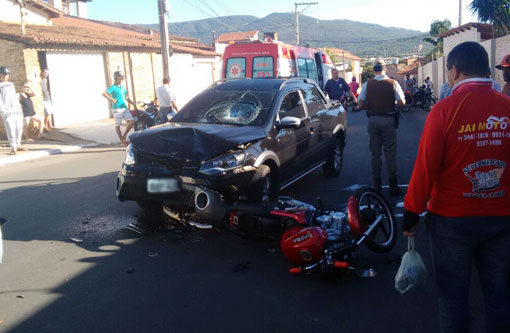 Brumado: Carro e moto colidem frontalmente na Avenida João Paulo I