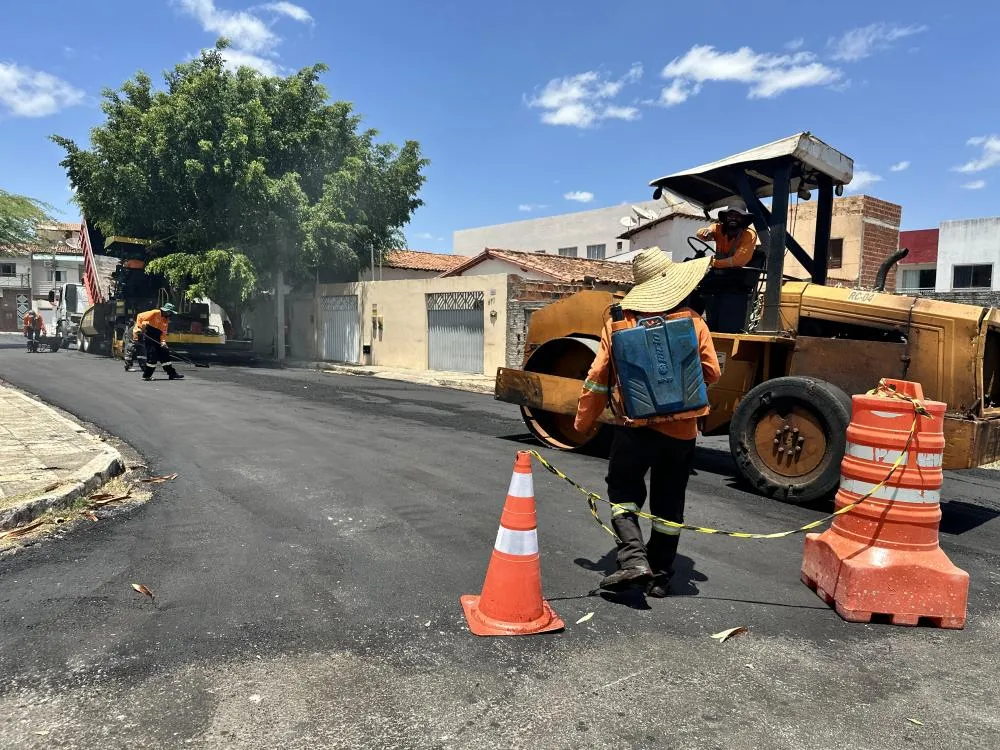 Avenida Mestre Eufrásio recebe pavimentação asfáltica em Brumado; ruas do Bairro das Flores também são contempladas após pedido do deputado Vitor Bonfim