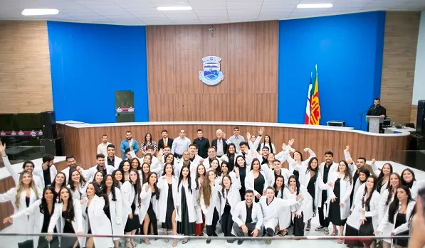 Com presença de autoridades locais, Cerimônia do Jaleco marca início de jornada acadêmica da 2ª turma de Medicina em Brumado 