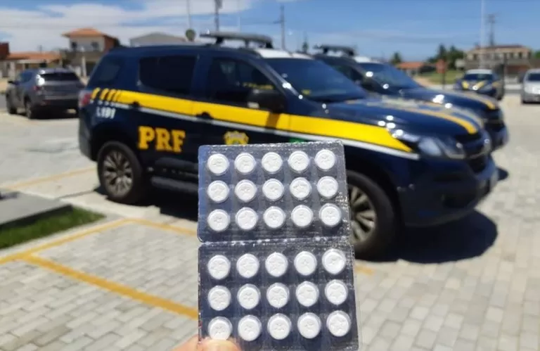 Em Vitória da Conquista (BA), motorista é flagrado pela PRF com cartelas de comprimidos de rebite