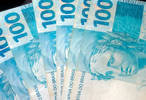 Rendimento no Brasil atinge recorde de R$ 3.652 e taxa de desocupação repete o menor índice desde 2012