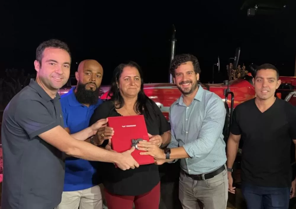 Brumado: Moradores da região da Conceição, distrito de Arrecife, recebem trator agrícola solicitado  por Fabrício Abrantes