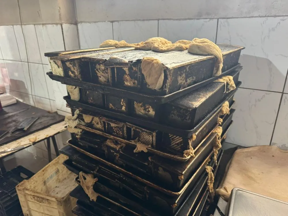 Vigilância Sanitária apreende aproximadamente 8000 quilos de produtos irregulares em padaria em Conquista