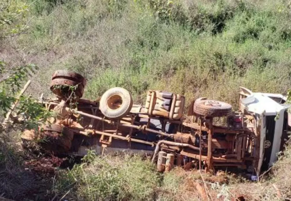 Caminhão-pipa Despenca de Tapagem de Barragem em Maetinga