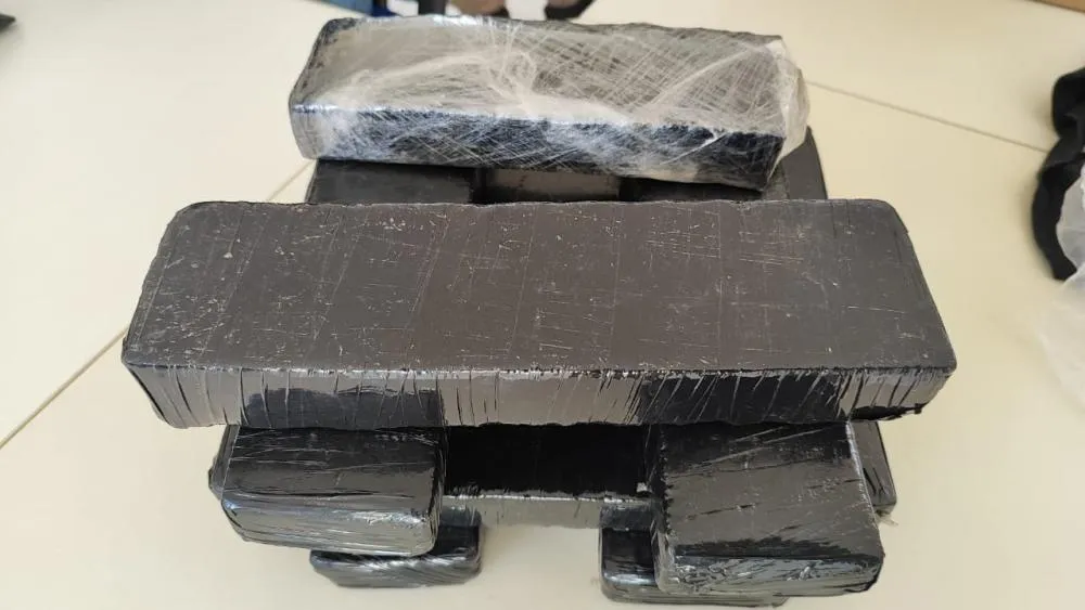 CIPRv/Brumado apreende 8kg de maconha em ônibus interestadual durante abordagem na BR-430, em Caetité