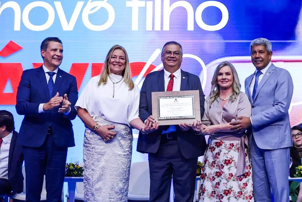 Ivana Bastos ressalta defesa da democracia e dignidade humana em título de cidadania baiana para Flávio Dino