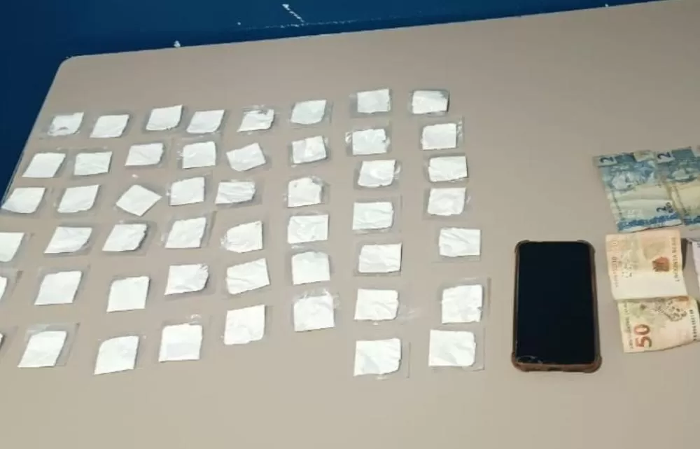 Ação Policial Resulta na Apreensão de Drogas e Suspeito em Boquira