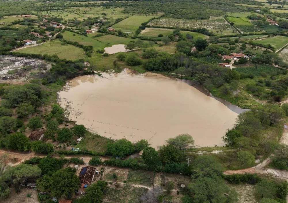 Aguada na Lagoa do Facão transborda após chuvas e evidencia trabalho da gestão municipal de Brumado