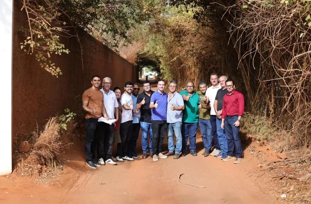 Prefeito de Brumado assina ordem de serviço para pavimentação na Avenida Cleio Antônio Diniz e obra começa no mesmo dia