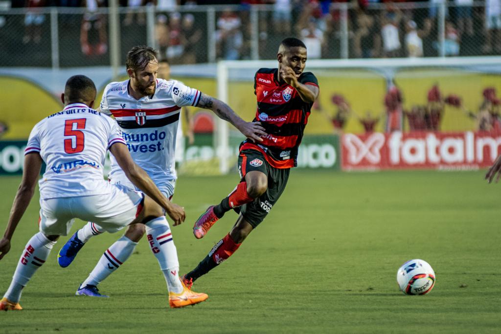 Vitória leva gol nos minutos finais e segue fora do G-8