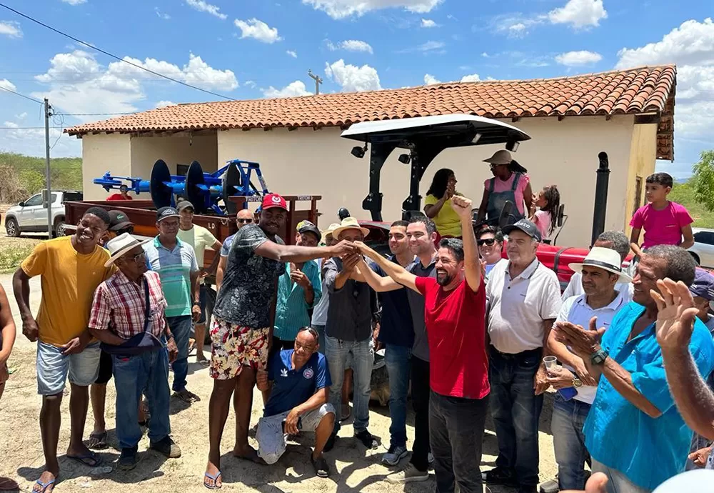 Agno Meira declara apoio a pré-candidatura de Fabrício Abrantes em Brumado em ato de entrega de trator agrícola