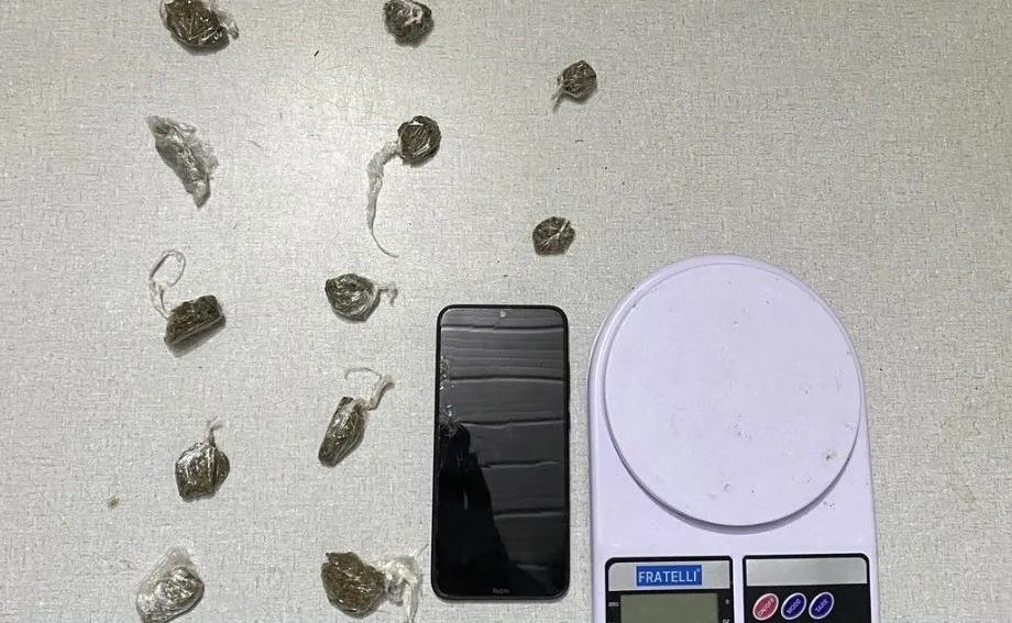 Polícia Militar prende suspeito de tráfico de drogas em Macaúbas