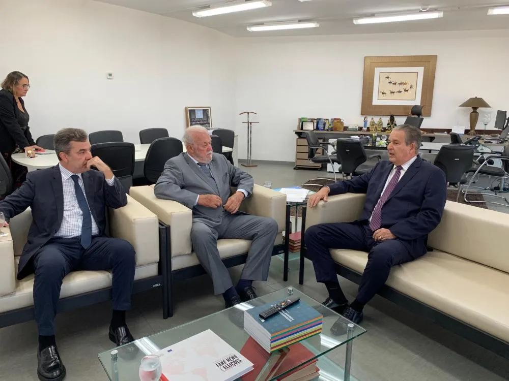 Presidente e corregedor do TCM entregam ao TRE lista de gestores punidos