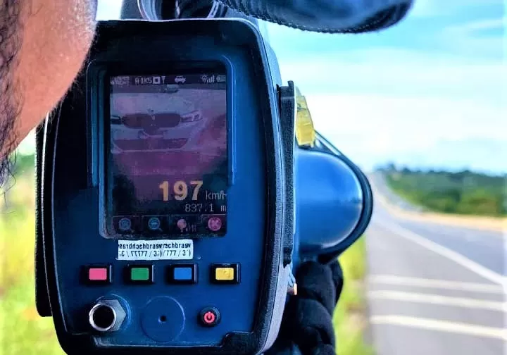 PRF flagra BMW a quase 200 km/h na BR 116