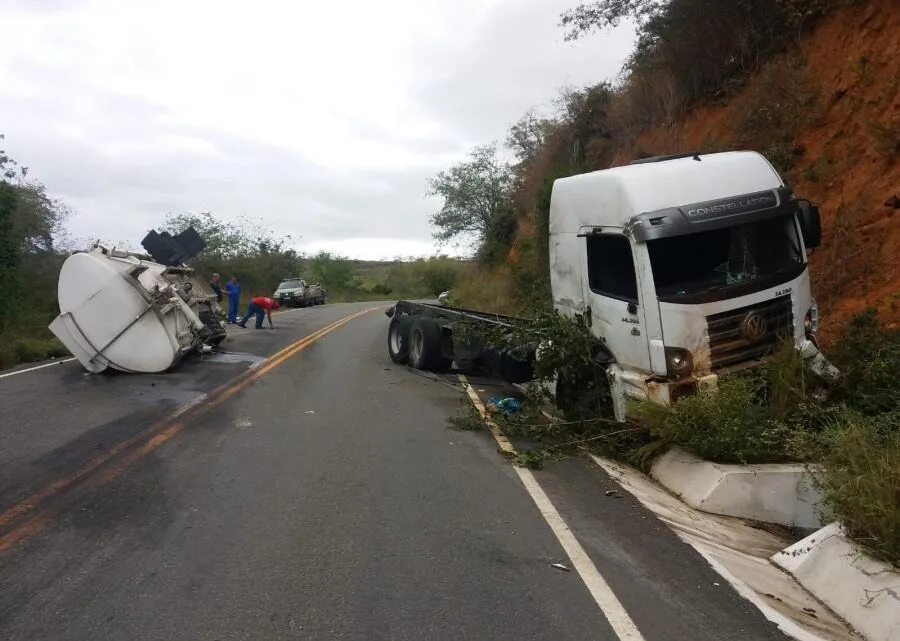 Caminhão de combustíveis desprende Tanque em acidente na BA-026