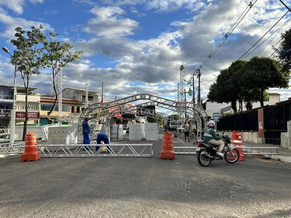 Montagem de megaestrutura já começou na Praça da Prefeitura para festa dos 148 anos de Brumado