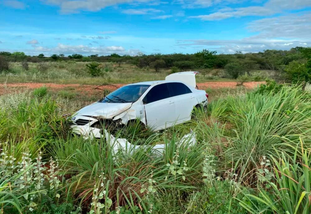 BA-148: Corolla capota após suposta colisão com carreta