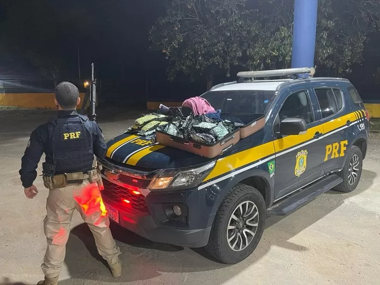 Adolescente é flagrada transportando quase 70.000 comprimidos de ecstasy na BR 116 em Feira de Santana (BA)