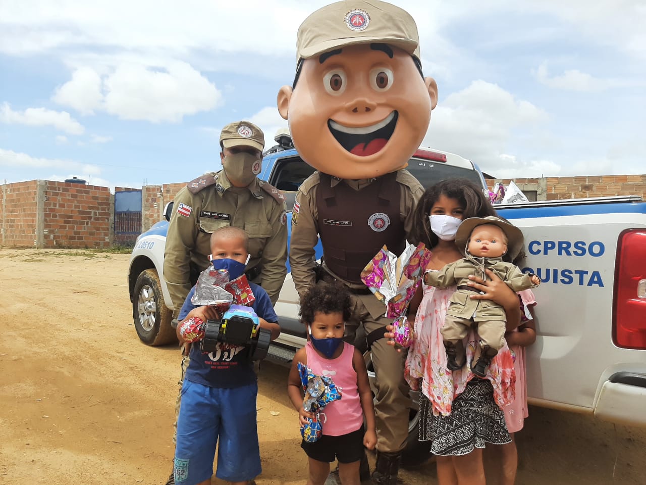 PM doa ovos de Páscoa e cestas básicas em Conquista