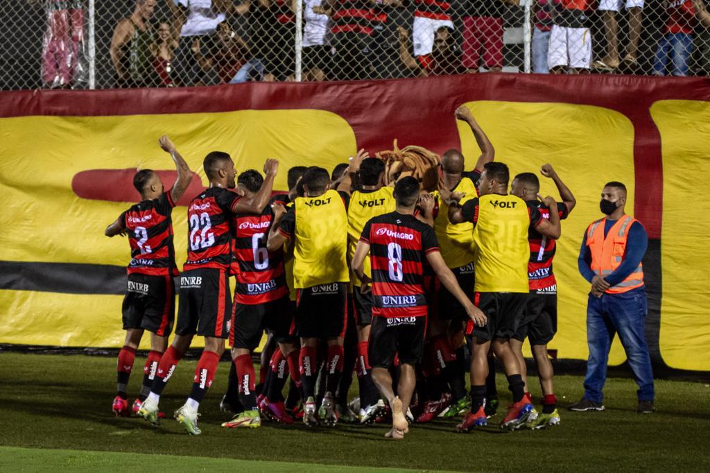 Vitória começa a Era Fabiano Soares vencendo o Manaus no Barradão