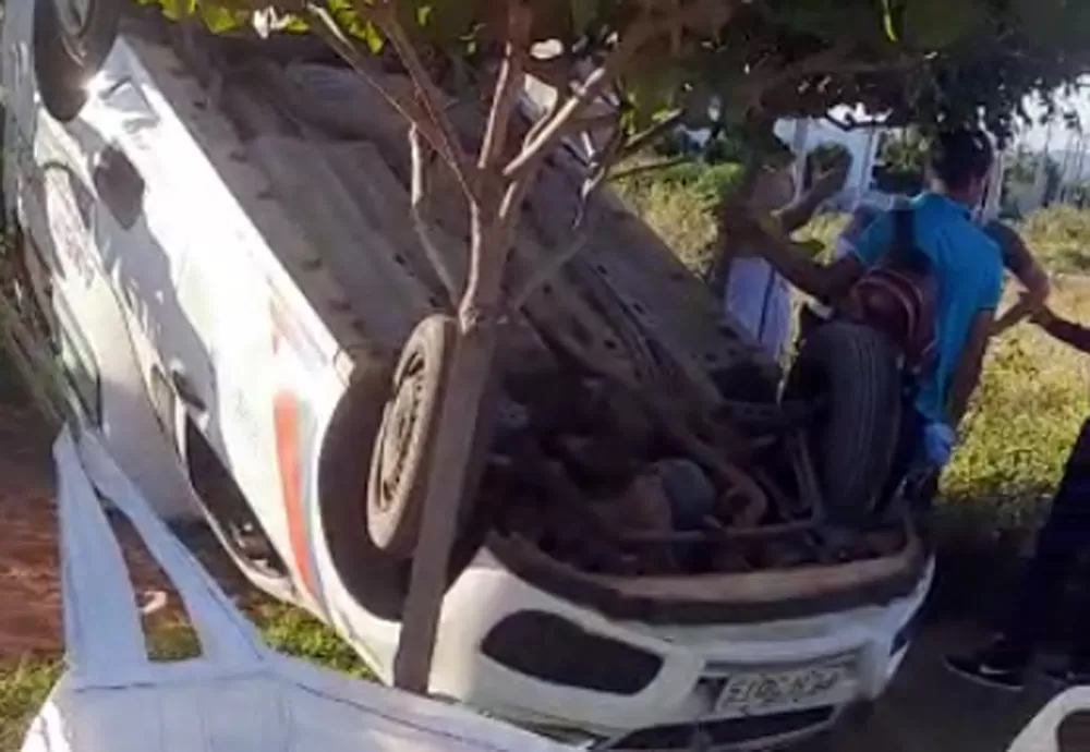 Brumado: Ambulância tomba na BA-148 após desviar de ciclista