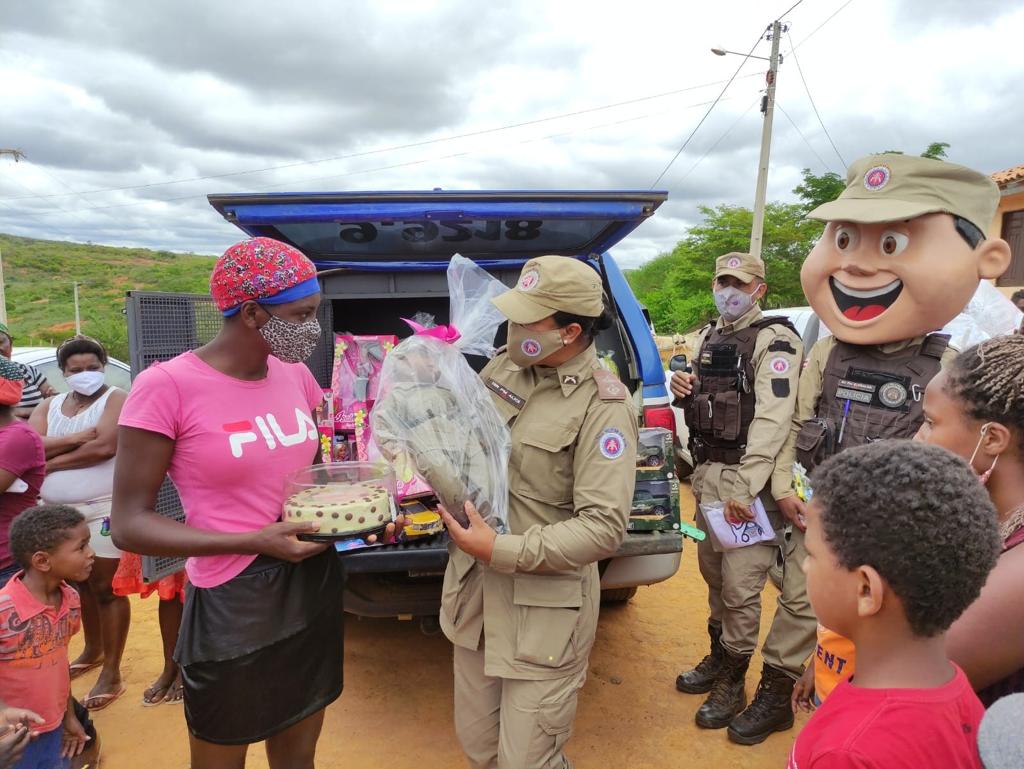 Patrulha Solidária da PM distribui mantimentos em Quilombo