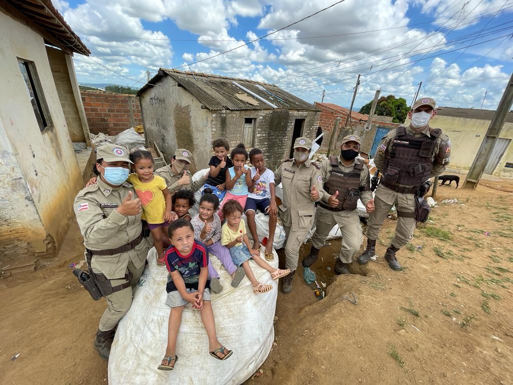 PM entrega 450 sapatos para crianças em Conquista