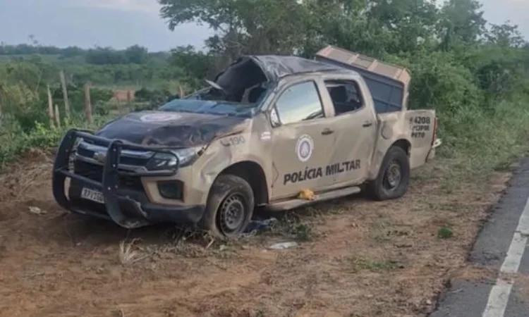 Viatura da PM capota na BA-142 entre Wagner e Utinga, na Chapada Diamantina