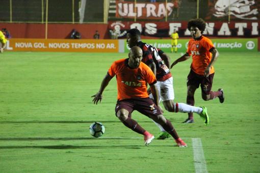 Vitória perde para o Atlético-PR por 3 a 2 no Barradão