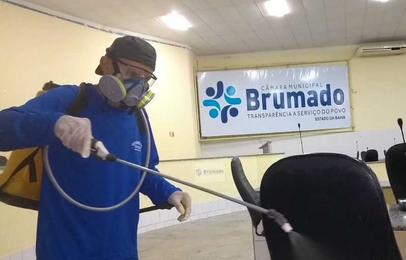 Câmara de Vereadores de Brumado passa por processo de total higienização visando conter a proliferação do novo coronavírus