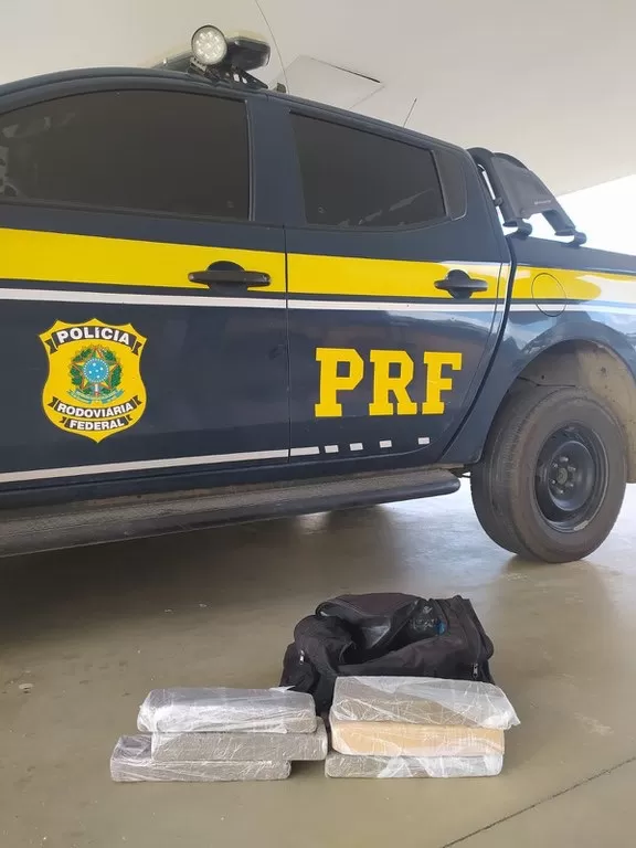PRF realiza apreensão de 6 kg de maconha em ônibus na BR 116, em Vitória da Conquista