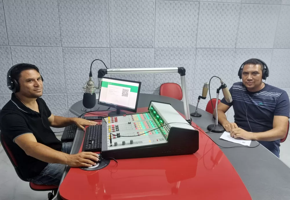 Brumado: Renato Santos concede entrevista à Rádio Câmara 103,3