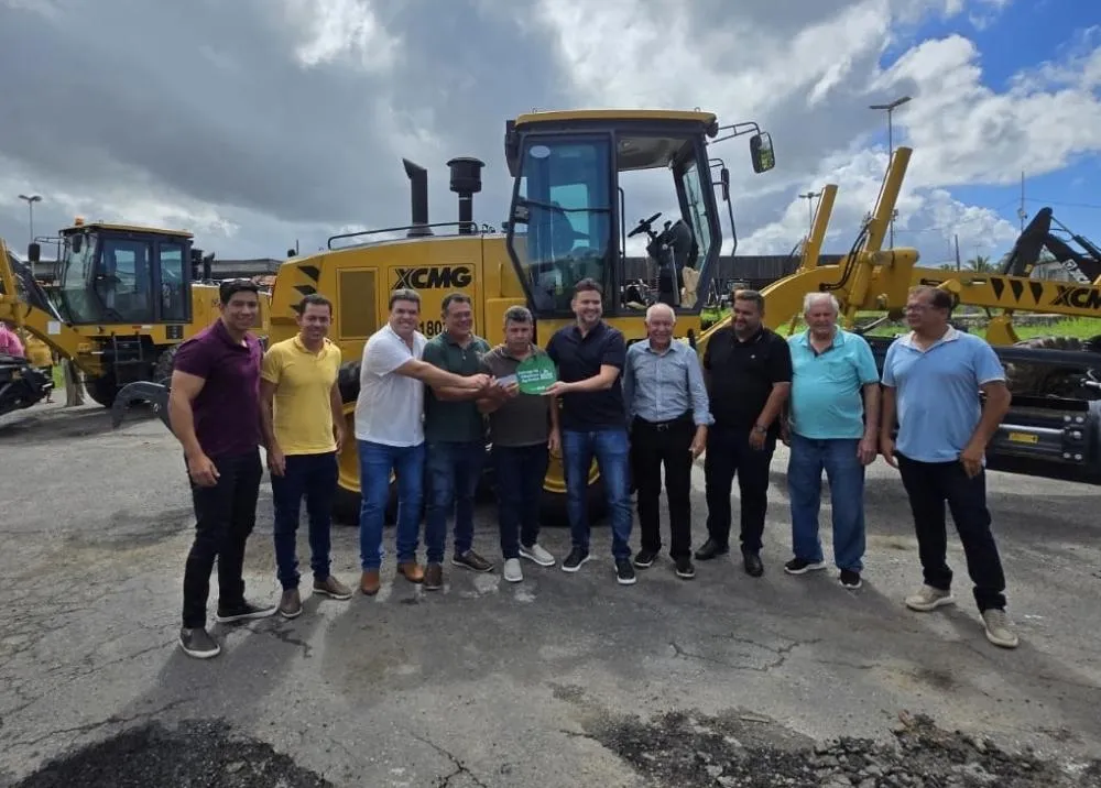 Com emenda de Diego Coronel, Barra da Estiva recebe Moto Niveladora para reforçar recuperação de estradas vicinais