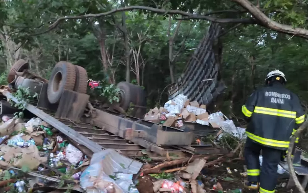 Oeste da Bahia: Caminhão tomba em ribanceira e causa a morte de duas pessoas