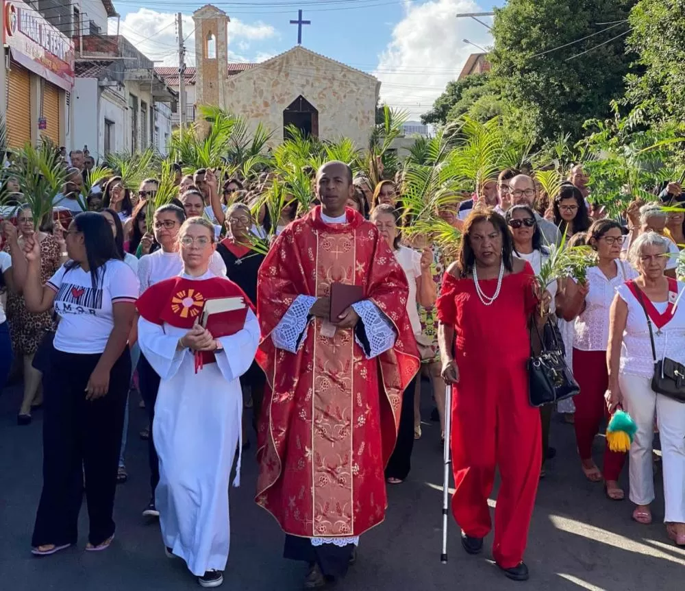 Comunidade Católica de Brumado Celebra Missa e Procissão de Ramos