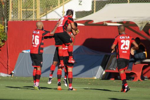 Vitória vence o sexto jogo seguido no Baianão e permanece na liderança, com 18 pontos 