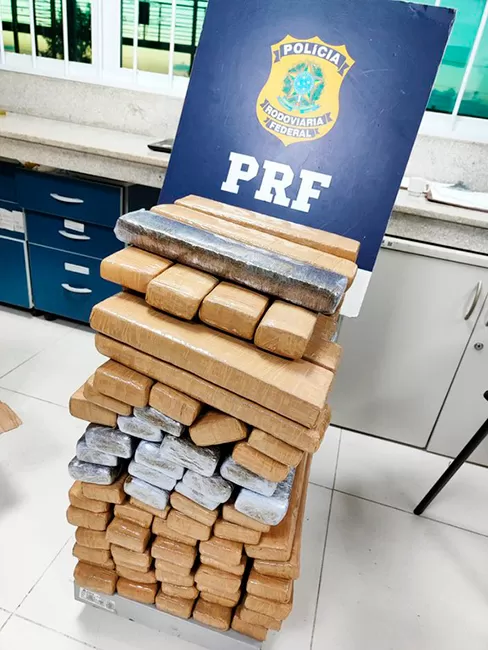 PRF prende homem com 78 Kg de maconha em ônibus durante operação em Vitória da Conquista