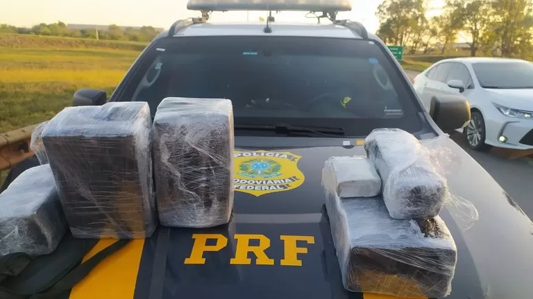 PRF apreende 17kg de cocaína e 15kg de maconha em automóvel na BR 116, em Vitória da Conquista 