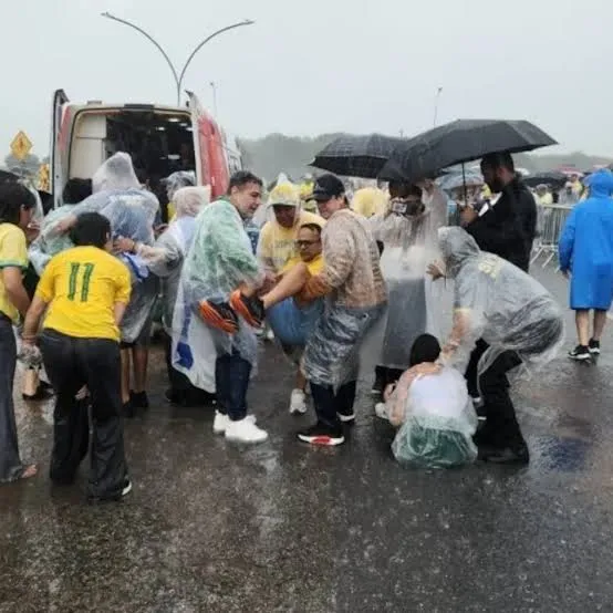 Raio atinge manifestantes na Praça do Cruzeiro, em Brasília
