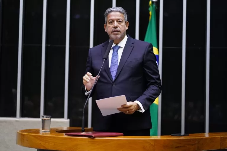Arthur Lira é reeleito presidente da Câmara com 464 votos