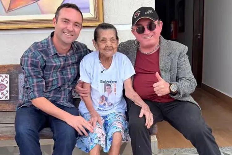 Prefeito Fabrício Abrantes realiza sonho de Dona Salvadora, de 100 anos, ao promover encontro com Amado Batista em Brumado