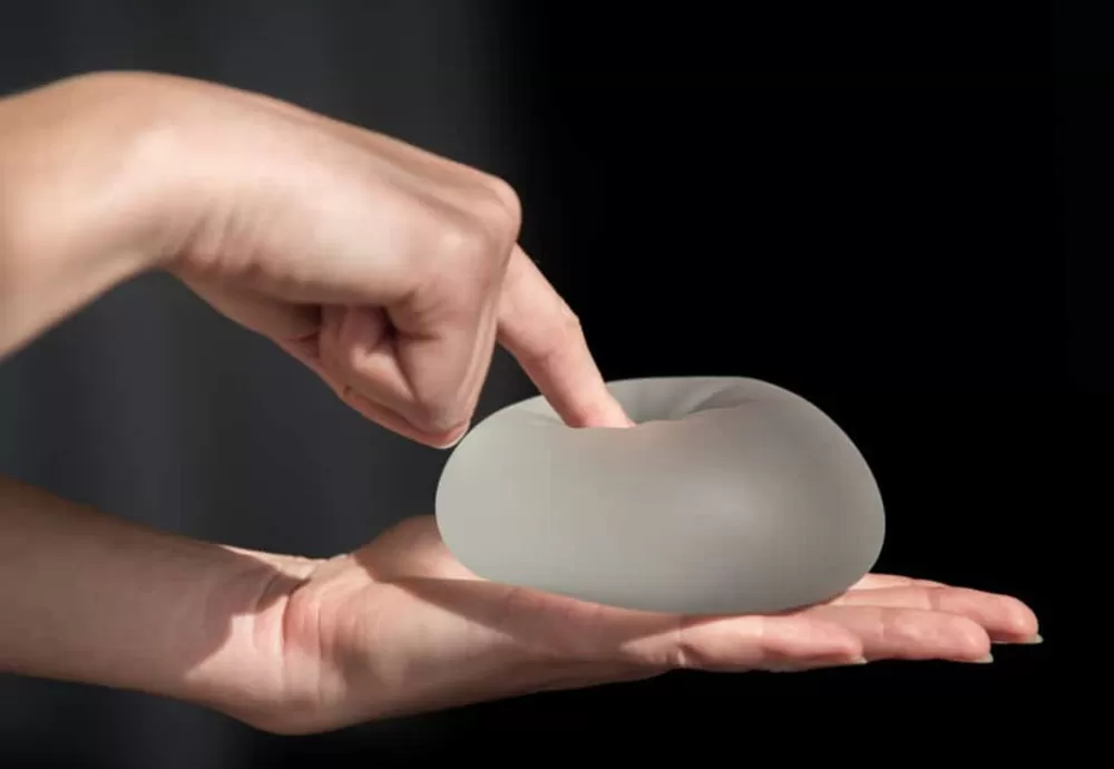 Lei garante troca de implante mamário para paciente de câncer