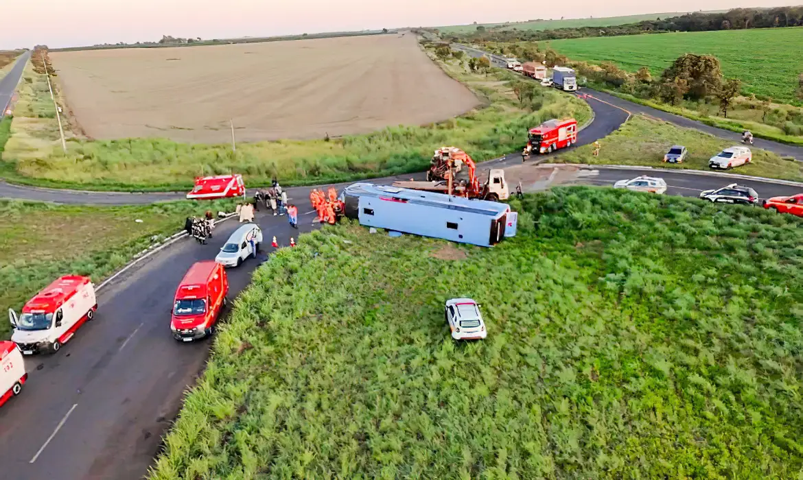 Acidente de ônibus deixa ao menos 10 mortos em Minas Gerais