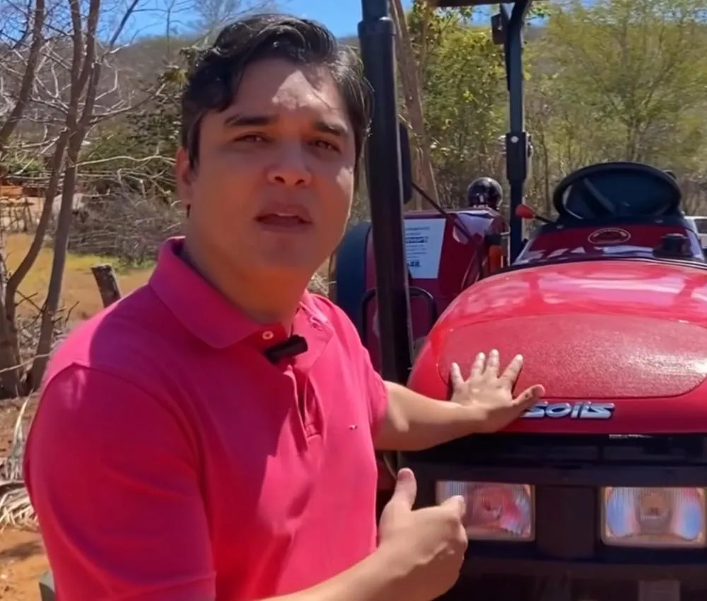 Deputado Vítor Bonfim entrega tatores às comunidades rurais de Brumado