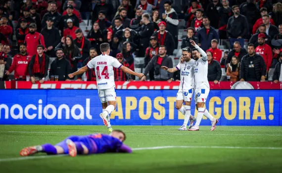 Fora de casa, Bahia bate o Athletico-PR e dorme no G-4 do Brasileirão