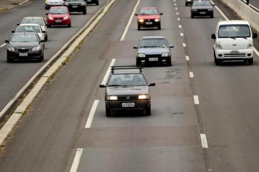 Justiça mantém suspensão de lei que obriga motoristas a acender farol em rodovia 