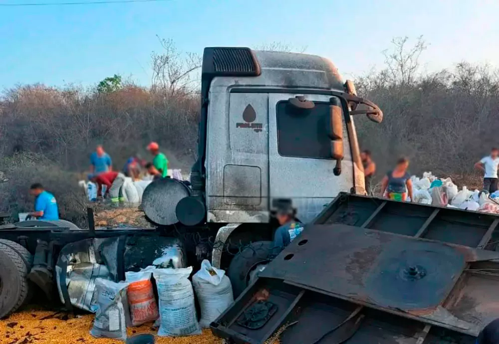 Carreta de milho tomba na BA-262 em Aracatu, com parte da carga sendo saqueada
